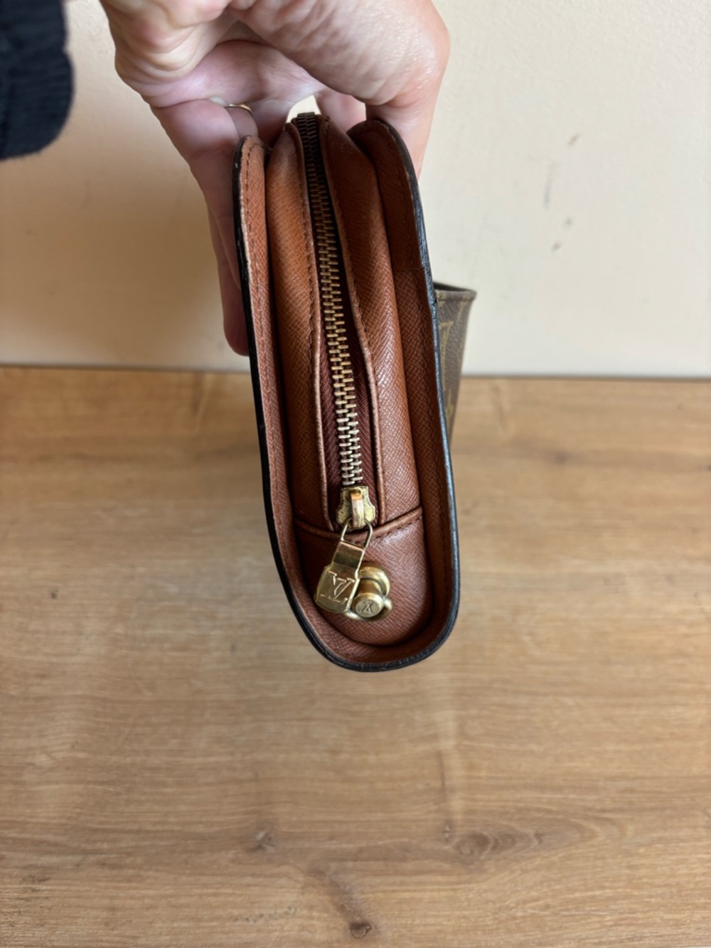 Authentic louis Vuitton monogram clutch - Picture 3 of 10